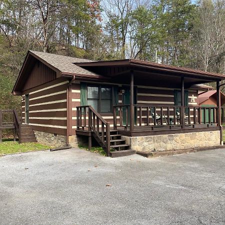 On Dolly Time 1 Mile From Dollywood Villa Pigeon Forge Exterior photo