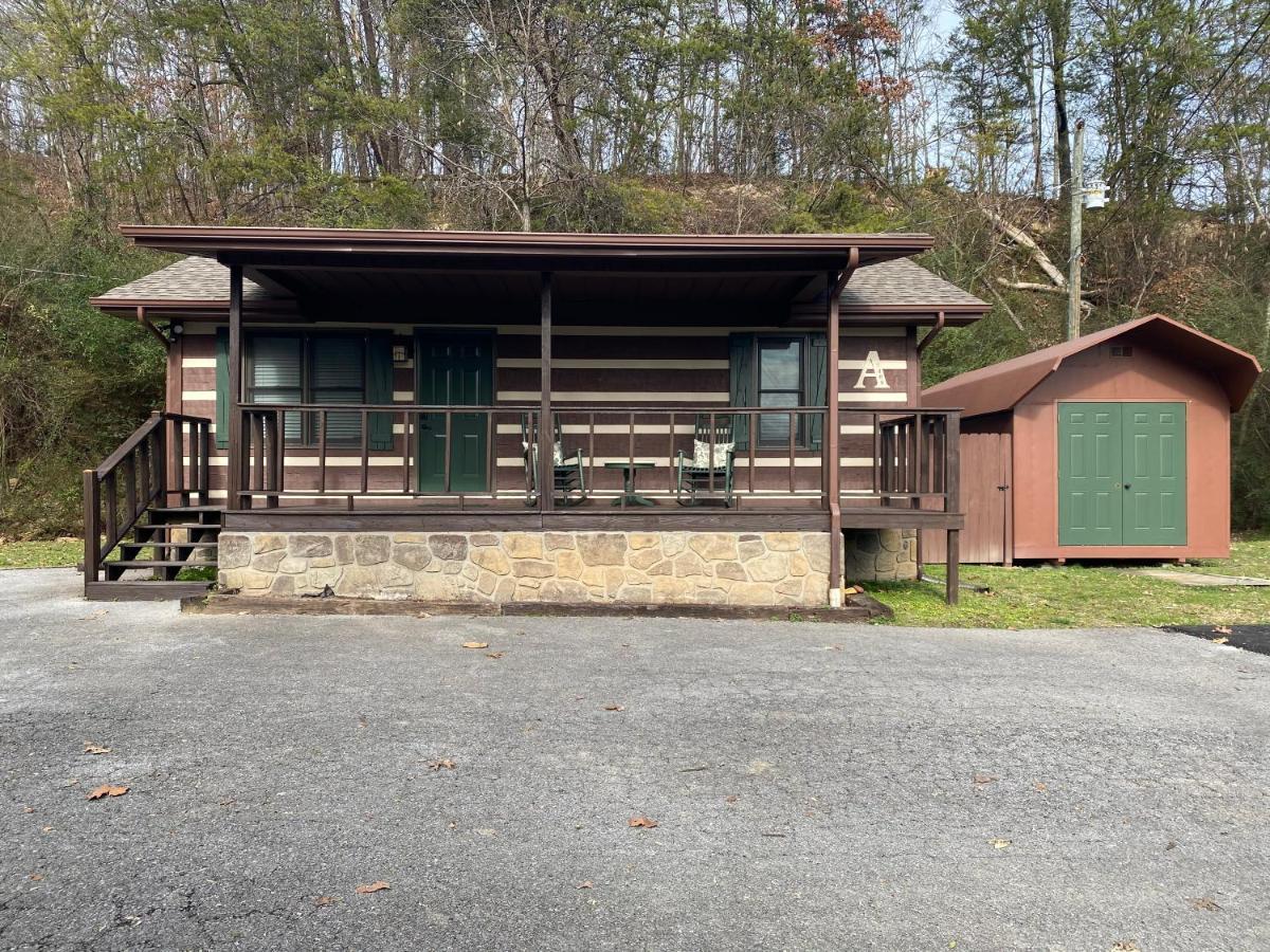 On Dolly Time 1 Mile From Dollywood Villa Pigeon Forge Exterior photo
