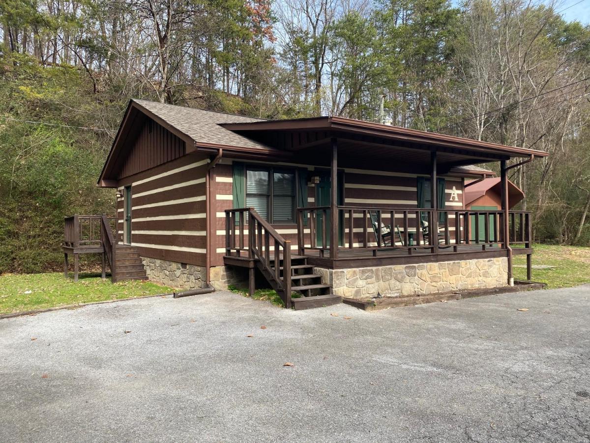 On Dolly Time 1 Mile From Dollywood Villa Pigeon Forge Exterior photo